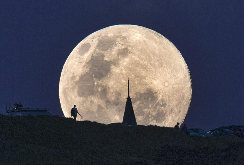 当地时间2014年8月10日，新西兰奥克兰，“超级月亮”升起。