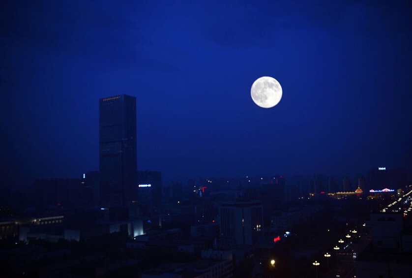 8月10日晚，河北省石家庄，被称为“超级月亮”的全年最大最圆的满月在天幕出现。