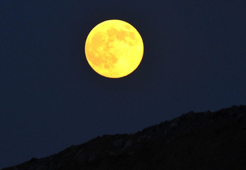 2014年8月10日晚，一轮金灿灿的大月亮在辽宁省大连市东方升起。